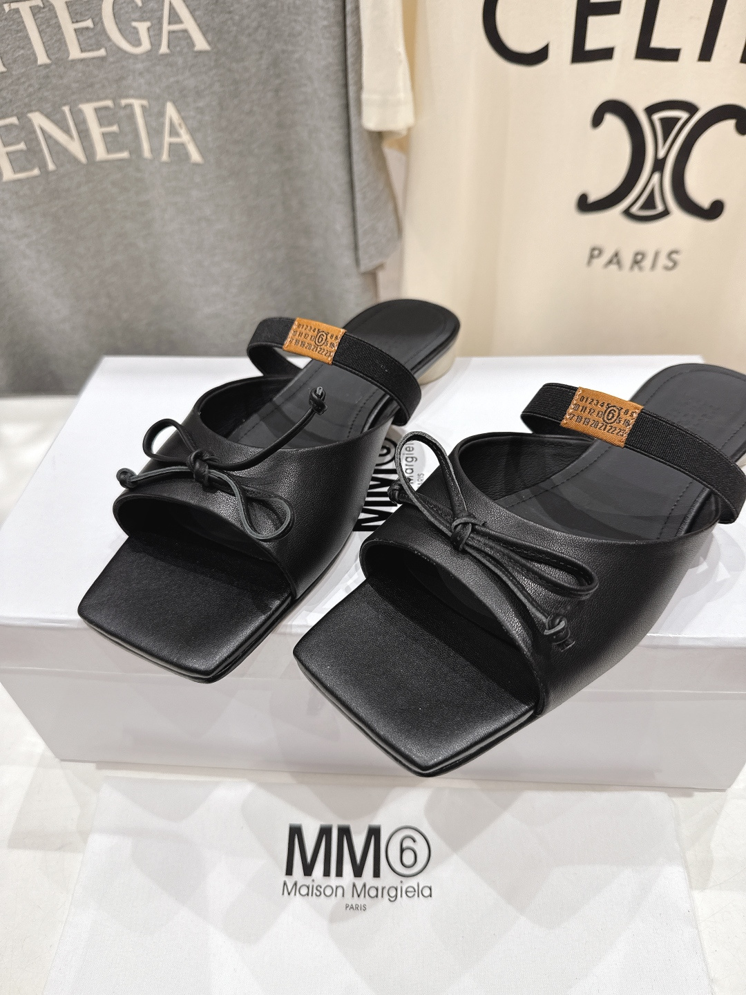 高版本出厂 Maison Marginal* MM6马吉拉26夏日新款蝴蝶结平底拖鞋极简的设计风格 饰有