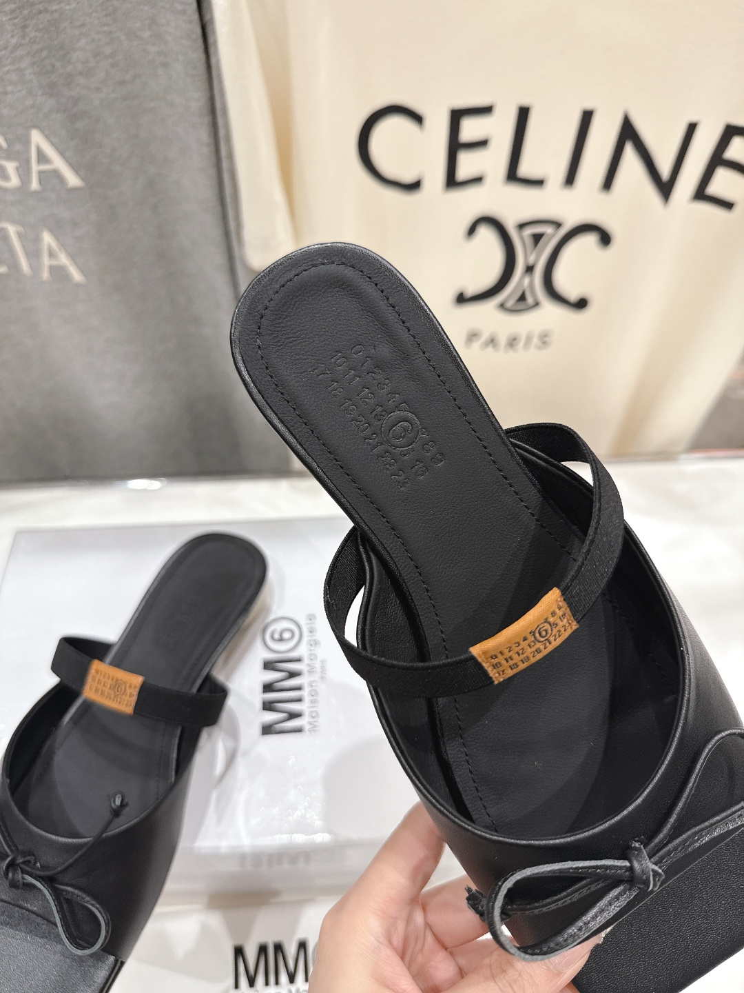 高版本出厂 Maison Marginal* MM6马吉拉26夏日新款蝴蝶结平底拖鞋极简的设计风格 饰有