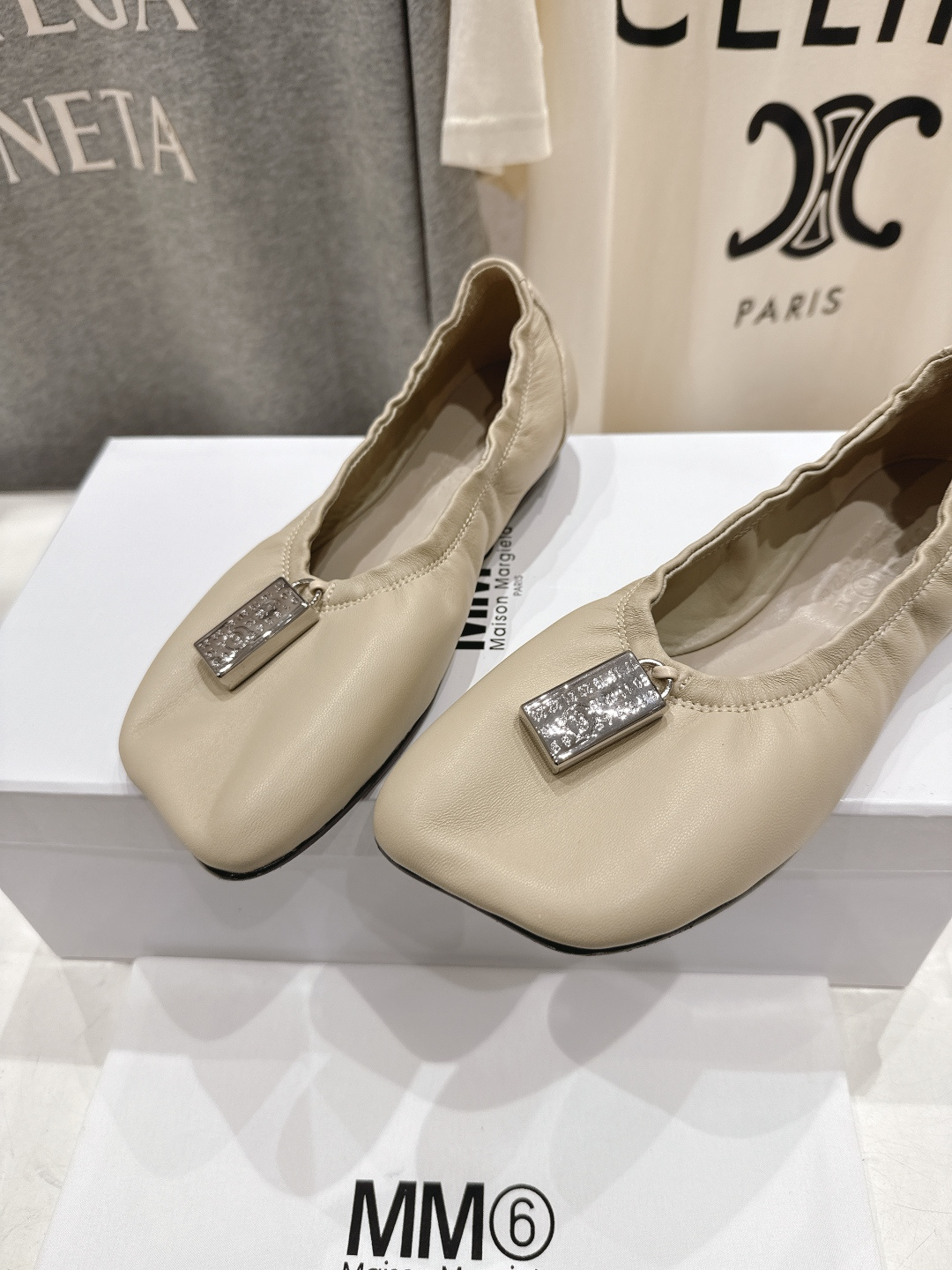 高版本出厂 MM6马吉拉2026ss春夏新品最近超级🔥的一脚蹬懒人鞋平底鞋芭蕾舞鞋舒适度不用说 肯定会很