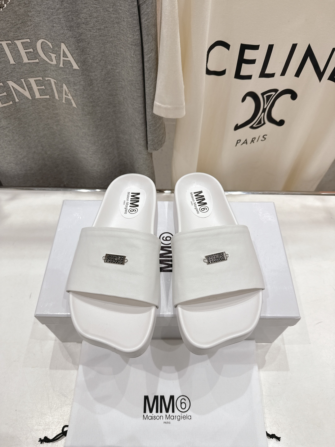 高版本出厂 Maison Marginal* MM6马吉拉26夏日新款平底沙滩拖鞋极简的设计风格 饰有品