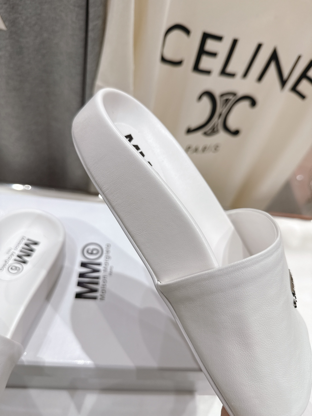 高版本出厂 Maison Marginal* MM6马吉拉26夏日新款平底沙滩拖鞋极简的设计风格 饰有品