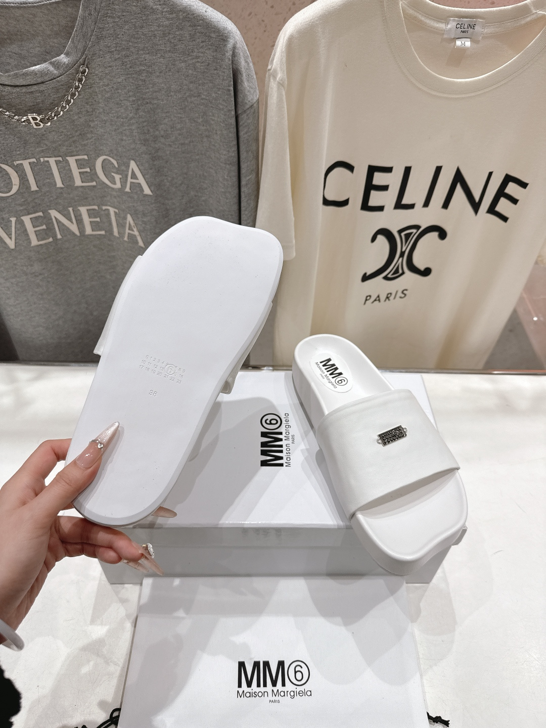 高版本出厂 Maison Marginal* MM6马吉拉26夏日新款平底沙滩拖鞋极简的设计风格 饰有品