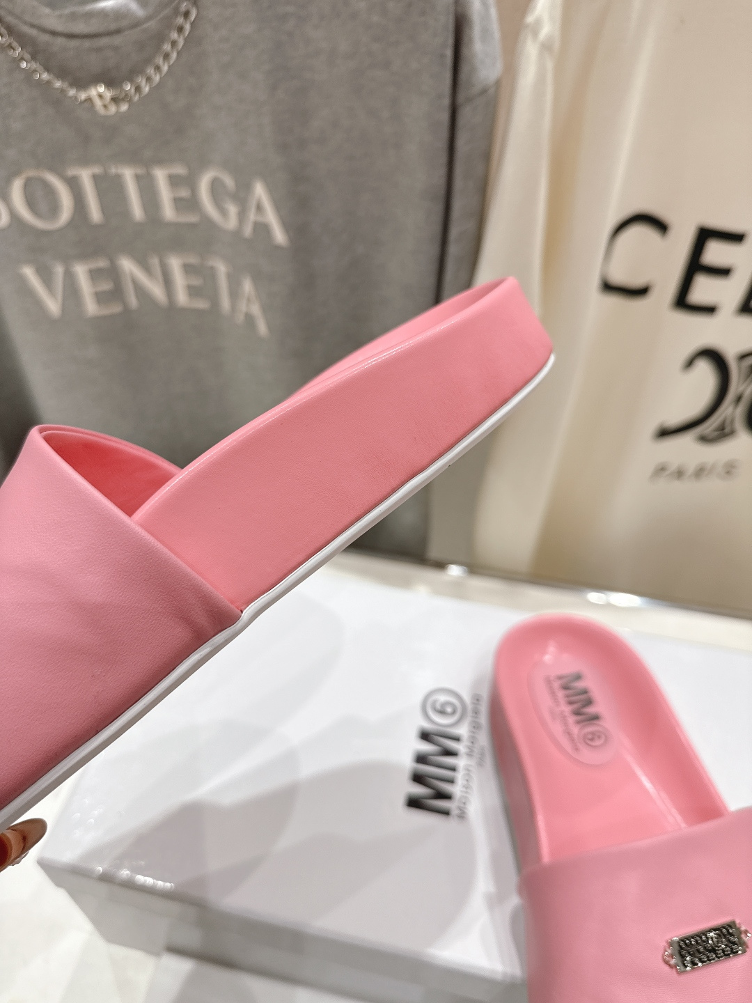 高版本出厂 Maison Marginal* MM6马吉拉26夏日新款平底沙滩拖鞋极简的设计风格 饰有品