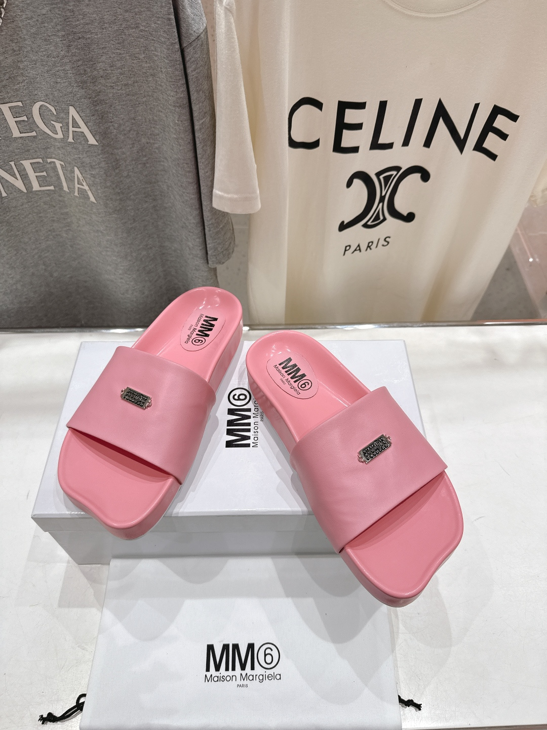 高版本出厂 Maison Marginal* MM6马吉拉26夏日新款平底沙滩拖鞋极简的设计风格 饰有品