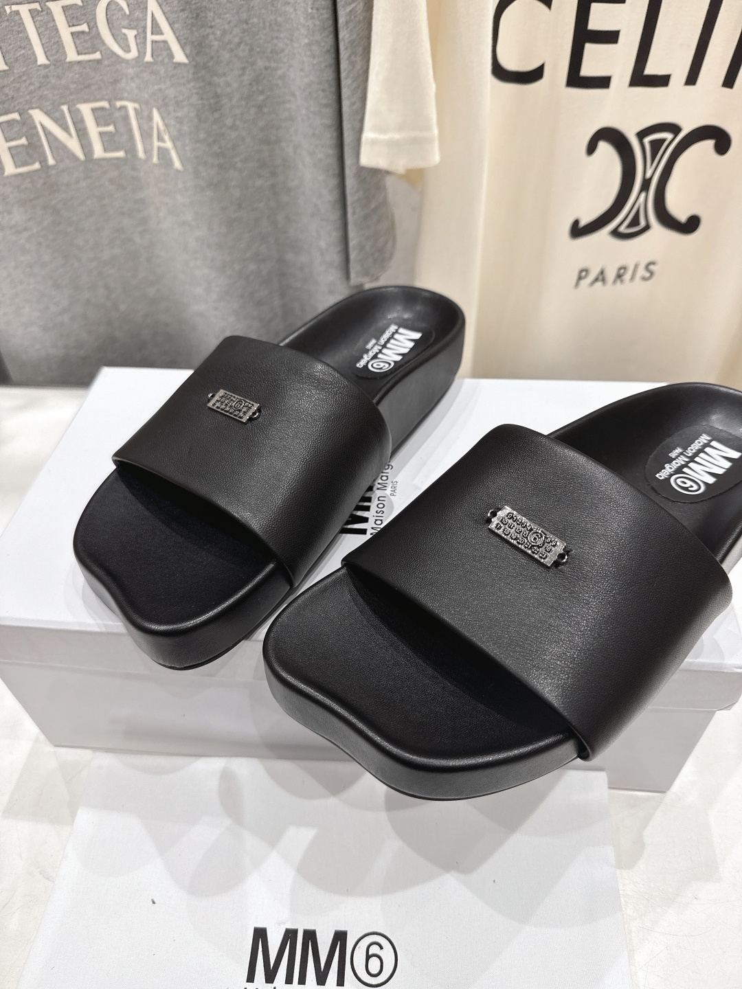 高版本出厂 Maison Marginal* MM6马吉拉26夏日新款平底沙滩拖鞋极简的设计风格 饰有品