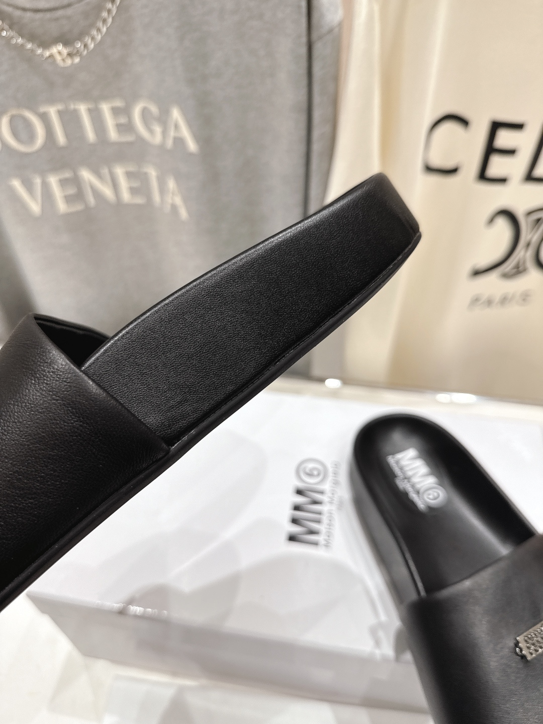 高版本出厂 Maison Marginal* MM6马吉拉26夏日新款平底沙滩拖鞋极简的设计风格 饰有品