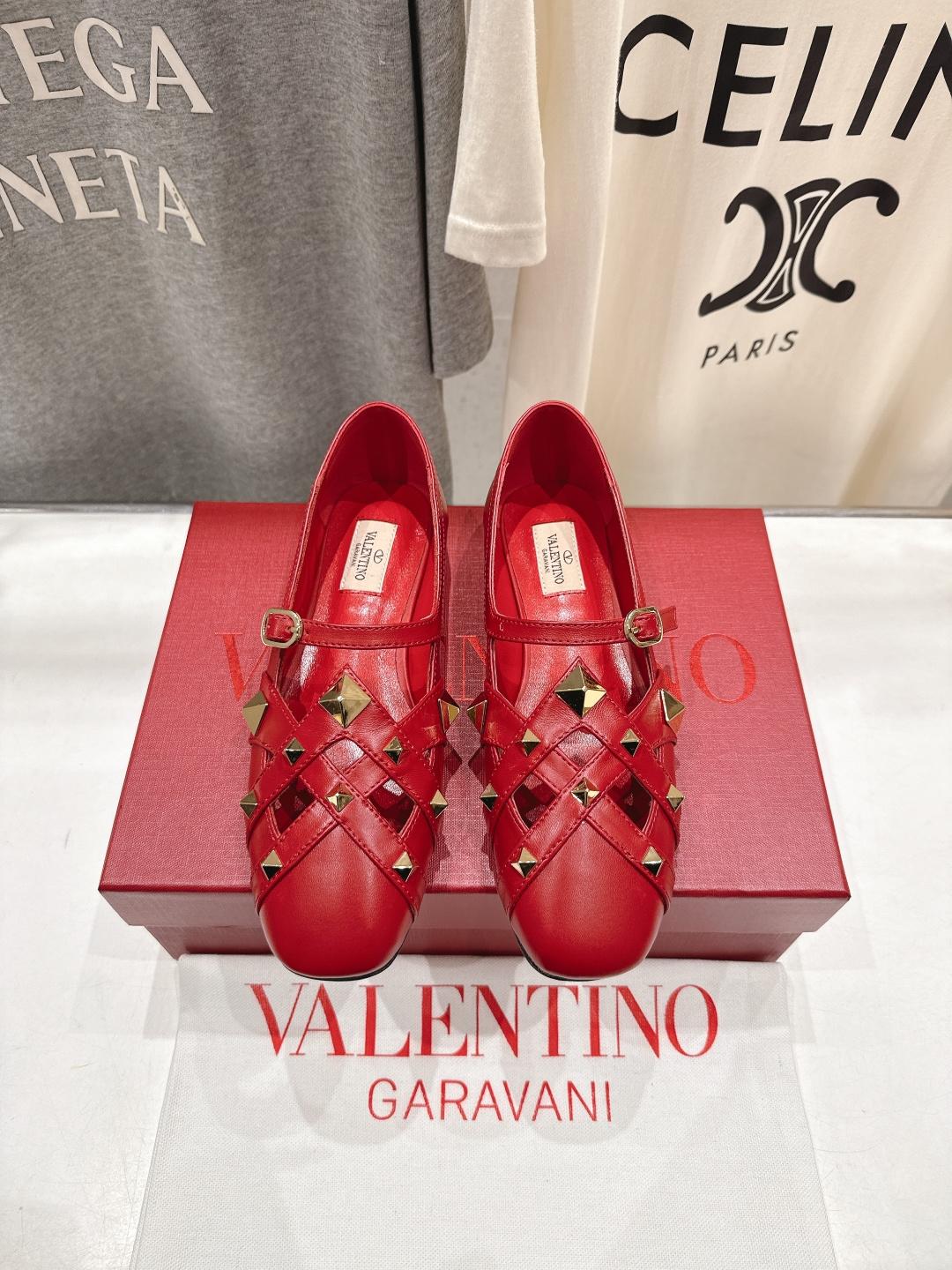 NO:706434,High version ~New~ Top production Valentino Valentino 2026ss official latest Mary Jane flat shoes Innovation and classic are cleverly combined. Its classics lead every year's fashion. Every shoe is a versatile artifact. The top craftsmanship and texture are perfectly presented. No matter what details, you can compare them with the counters. The best level of top-quality goods can be entered and exited the counters at will!  !  Randomly compare the quality in the market. Top quality. Original imported cowhide for the upper. Mixed sheepskin for the lining. Original Italian genuine leather outsole. Size 35-39 (40.41 custom-made and non-refundable). Ballet shoes, valentino, valentino, mary jane, flats, cowhide, sheepskin, Leather soles19860909高版本  ～New～顶级制作·Valentino·华伦天奴2026ss官方最新玛丽珍平底鞋单鞋 创新与经典巧妙的结合在一起,其经典带领着每年时尚,每一款鞋子都是百搭神器 顶级工艺质感完美呈现,无论任何细节均可对比专柜,最好级别的顶级货,随意进出专柜！！品质市面随意对比 顶级品质 鞋面原版进口牛皮 内里混种羊皮 大底原版意大利真皮大底 size35-39（40.41定做不退换）,芭蕾舞鞋,valentino,valentino,mary jane,flats,cowhide,sheepskin,Leather soles,Women's Shoes