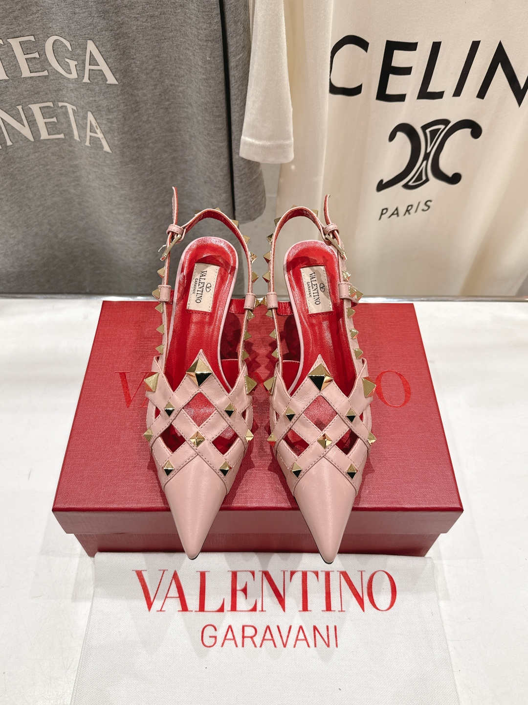 NO:706426,High version ~New~ Top production·Valentino*·Valentino 2026ss official synchronized spring and summer catwalk new high-heeled shoes fashion shoes and sandals. Innovation and classics are cleverly combined. Its classics lead every year's fashion. Every shoe is a versatile artifact. The top-notch craftsmanship and texture are perfectly presented. No matter any detail, you can compare it with the counter. The best level of top-notch goods, you can go in and out of the counter at will!  !  Randomly compare the quality with the market. Top quality. The original upper is imported first-layer cowhide. The lining is imported mixed sheepskin. The outsole is original Italian leather. The heel height is 6.5cm.19860909高版本  ～New～顶级制作·Valentino*·华伦天奴2026ss官方同步春夏走秀新款高跟鞋时装鞋凉鞋 创新与经典巧妙的结合在一起,其经典带领着每年时尚,每一款鞋子都是百搭神器 顶级工艺质感完美呈现,无论任何细节均可对比专柜,最好级别的顶级货,随意进出专柜！！品质市面随意对比 顶级品质 鞋面原版一致进口头层牛皮 内里进口混种羊皮 大底原版意大利真皮大底 跟高6.5cm size35-39（40.41定做不退换）,高跟鞋凉鞋,valentino,valentino,sandals,high heels,cowhide,sheepskin,Leather soles,Women's Shoes