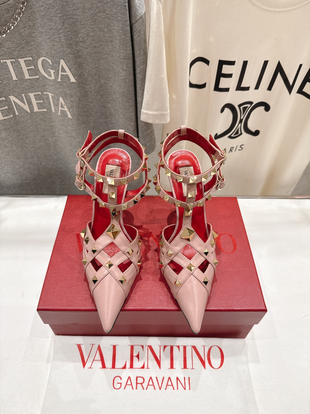 NO:706428,High version ~New~ Top production·Valentino*·Valentino 2026ss official synchronized spring and summer catwalk new high-heeled shoes fashion shoes and sandals. Innovation and classics are cleverly combined. Its classics lead every year's fashion. Every shoe is a versatile artifact. The top-notch craftsmanship and texture are perfectly presented. No matter any detail, you can compare it with the counter. The best level of top-notch goods, you can go in and out of the counter at will!  !  Randomly compare the quality with the market. Top quality. The original upper is imported first-layer cowhide. The lining is imported mixed sheepskin. The outsole is original Italian leather. The heel height is 9.5cm.19860909高版本  ～New～顶级制作·Valentino*·华伦天奴2026ss官方同步春夏走秀新款高跟鞋时装鞋凉鞋 创新与经典巧妙的结合在一起,其经典带领着每年时尚,每一款鞋子都是百搭神器 顶级工艺质感完美呈现,无论任何细节均可对比专柜,最好级别的顶级货,随意进出专柜！！品质市面随意对比 顶级品质 鞋面原版一致进口头层牛皮 内里进口混种羊皮 大底原版意大利真皮大底 跟高9.5cm size35-39（40.41定做不退换）,高跟鞋凉鞋,valentino,valentino,sandals,high heels,cowhide,sheepskin,Leather soles,Women's Shoes