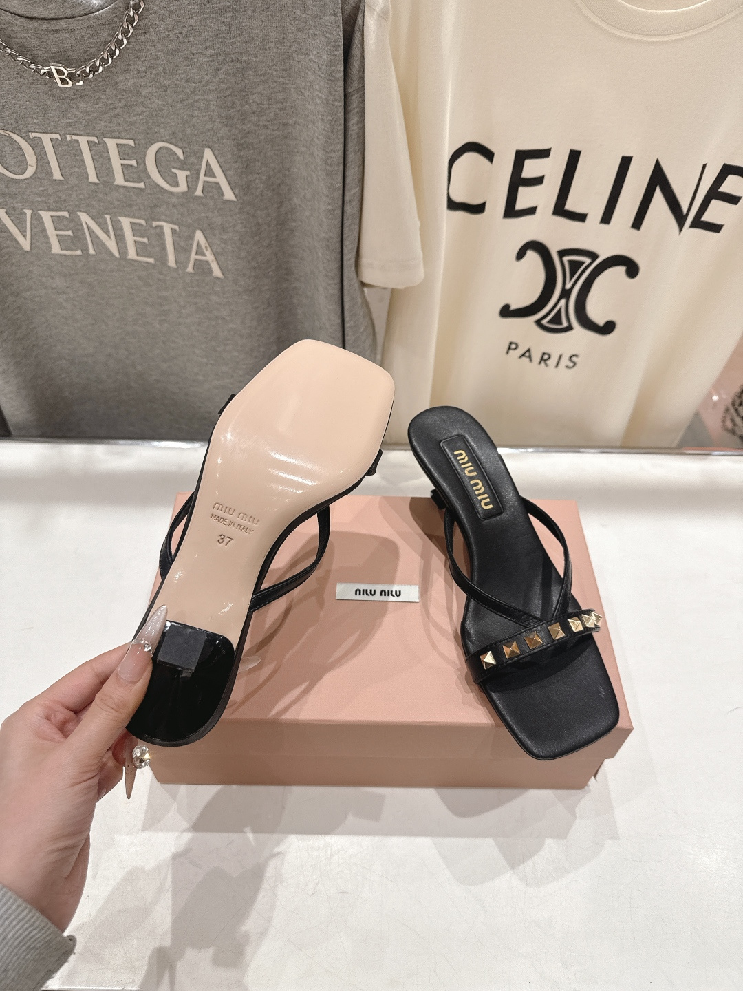 高版本出厂 MiuMiu缪缪F032 26ss/春夏新款后空铆钉高跟拖鞋！上脚特别惊艳~集性感与可爱于一