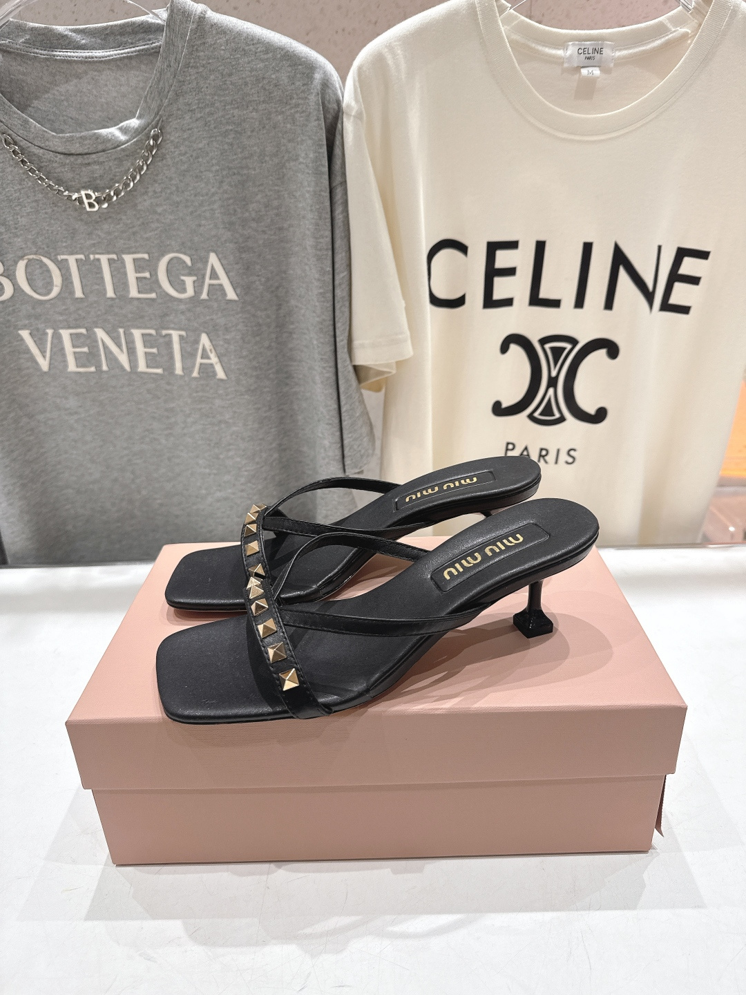 高版本出厂 MiuMiu缪缪F032 26ss/春夏新款后空铆钉高跟拖鞋！上脚特别惊艳~集性感与可爱于一