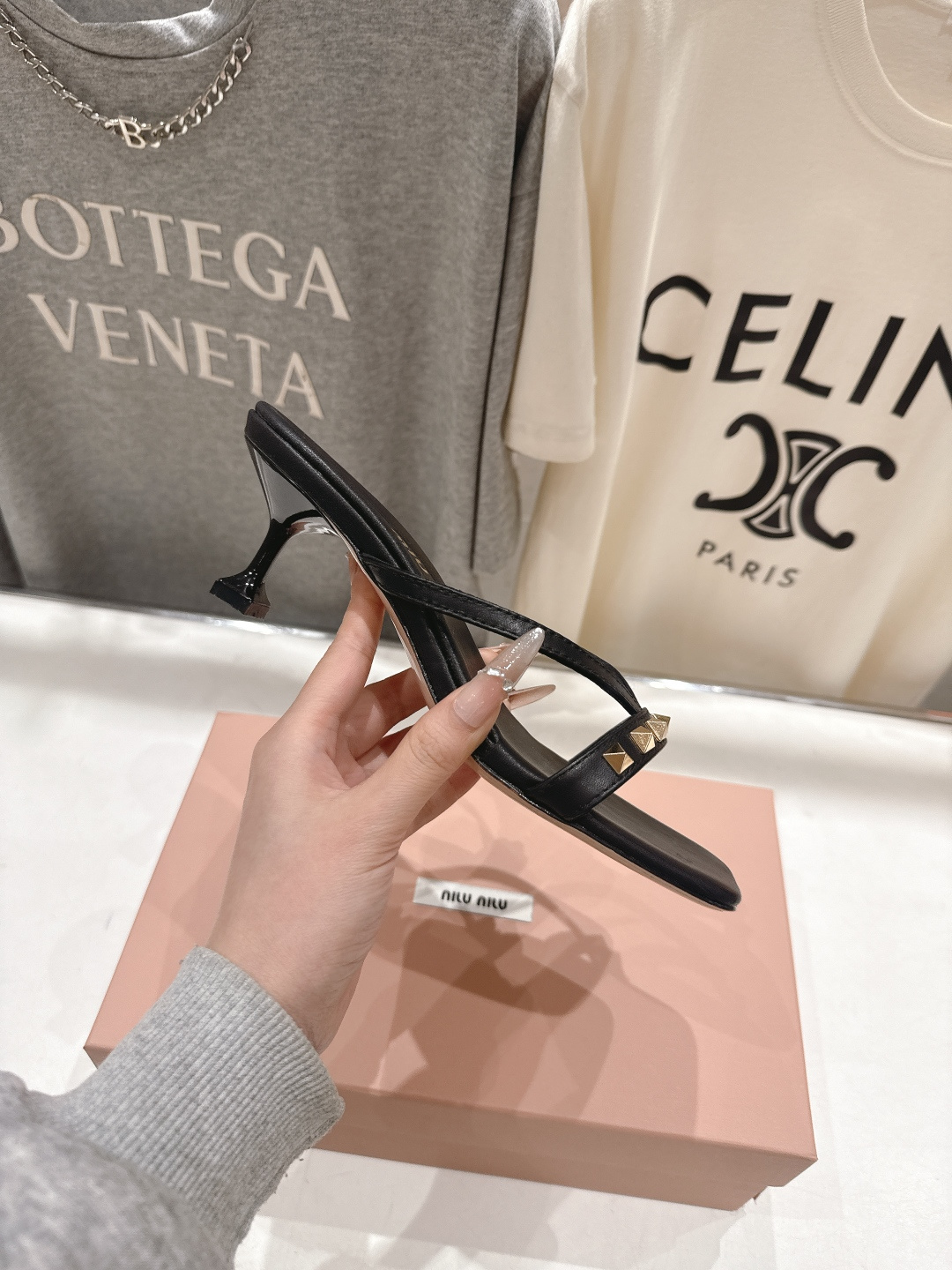 高版本出厂 MiuMiu缪缪F032 26ss/春夏新款后空铆钉高跟拖鞋！上脚特别惊艳~集性感与可爱于一