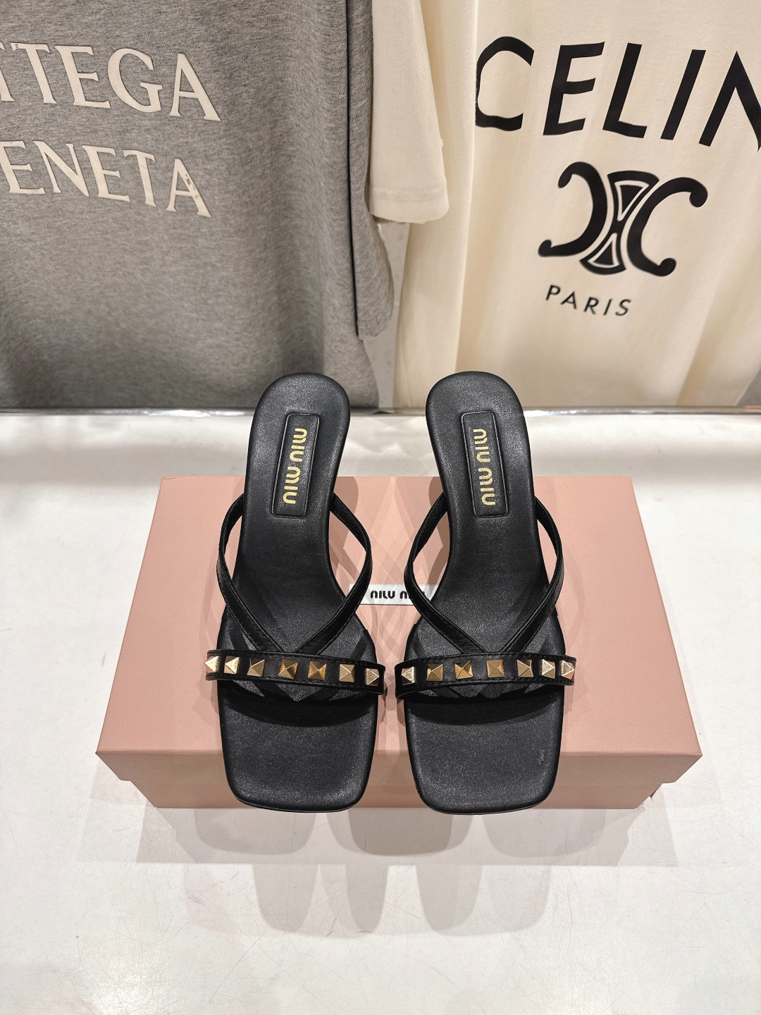 高版本出厂 MiuMiu缪缪F032 26ss/春夏新款后空铆钉高跟拖鞋！上脚特别惊艳~集性感与可爱于一