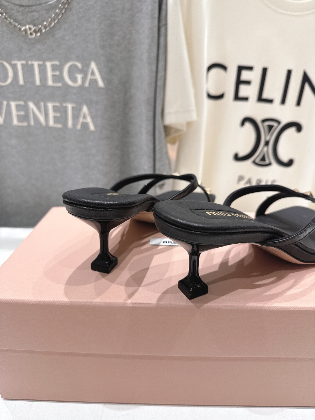 高版本出厂 MiuMiu缪缪F032 26ss/春夏新款后空铆钉高跟拖鞋！上脚特别惊艳~集性感与可爱于一