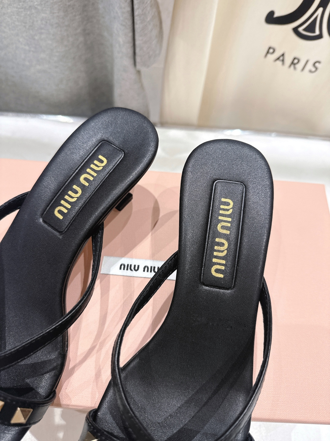 高版本出厂 MiuMiu缪缪F032 26ss/春夏新款后空铆钉高跟拖鞋！上脚特别惊艳~集性感与可爱于一