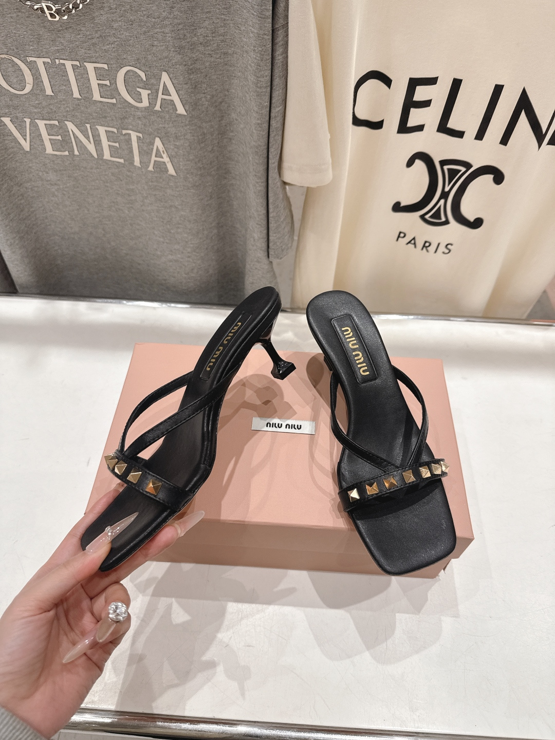 高版本出厂 MiuMiu缪缪F032 26ss/春夏新款后空铆钉高跟拖鞋！上脚特别惊艳~集性感与可爱于一