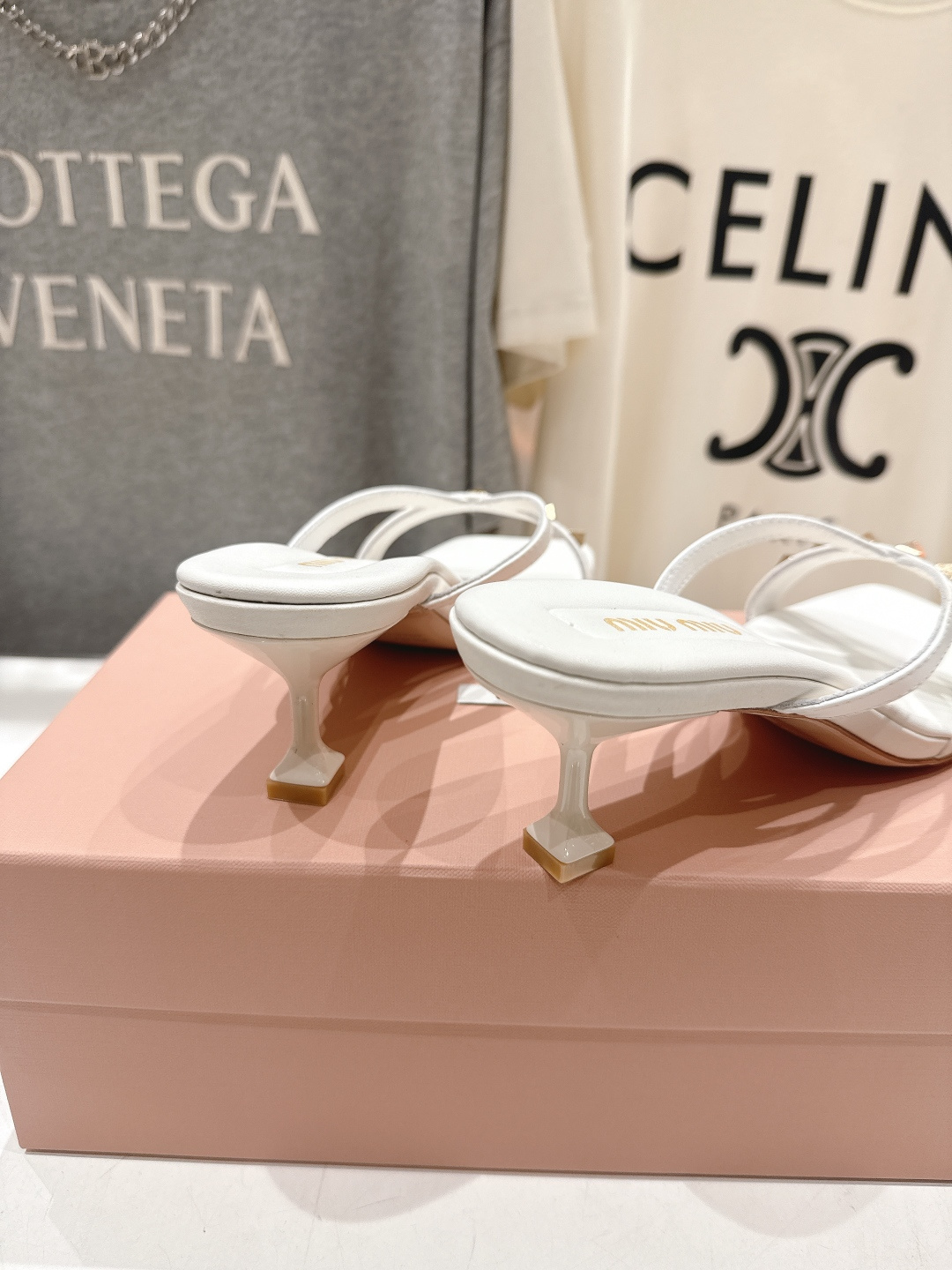 高版本出厂 MiuMiu缪缪F032 26ss/春夏新款后空铆钉高跟拖鞋！上脚特别惊艳~集性感与可爱于一