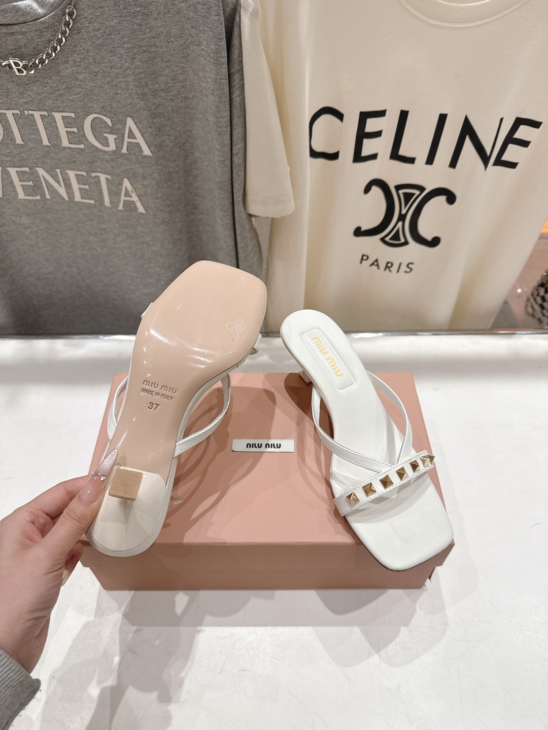 高版本出厂 MiuMiu缪缪F032 26ss/春夏新款后空铆钉高跟拖鞋！上脚特别惊艳~集性感与可爱于一