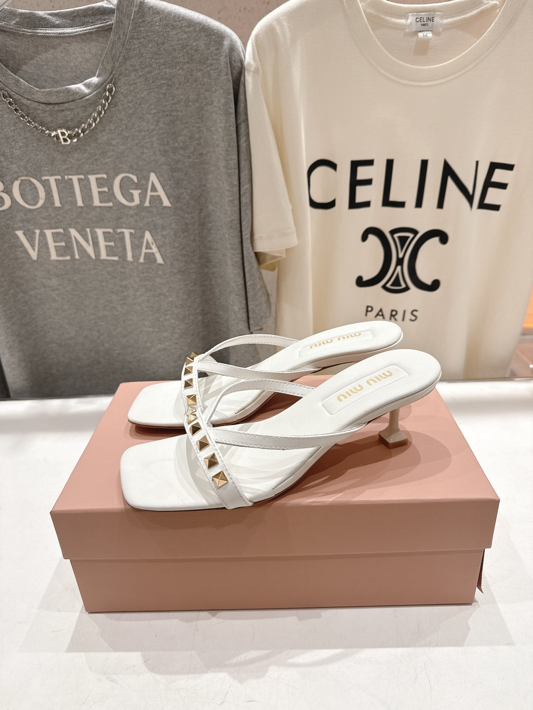 高版本出厂 MiuMiu缪缪F032 26ss/春夏新款后空铆钉高跟拖鞋！上脚特别惊艳~集性感与可爱于一