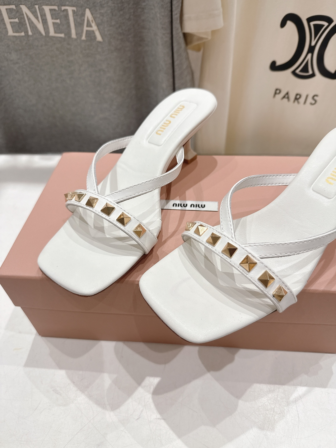 高版本出厂 MiuMiu缪缪F032 26ss/春夏新款后空铆钉高跟拖鞋！上脚特别惊艳~集性感与可爱于一