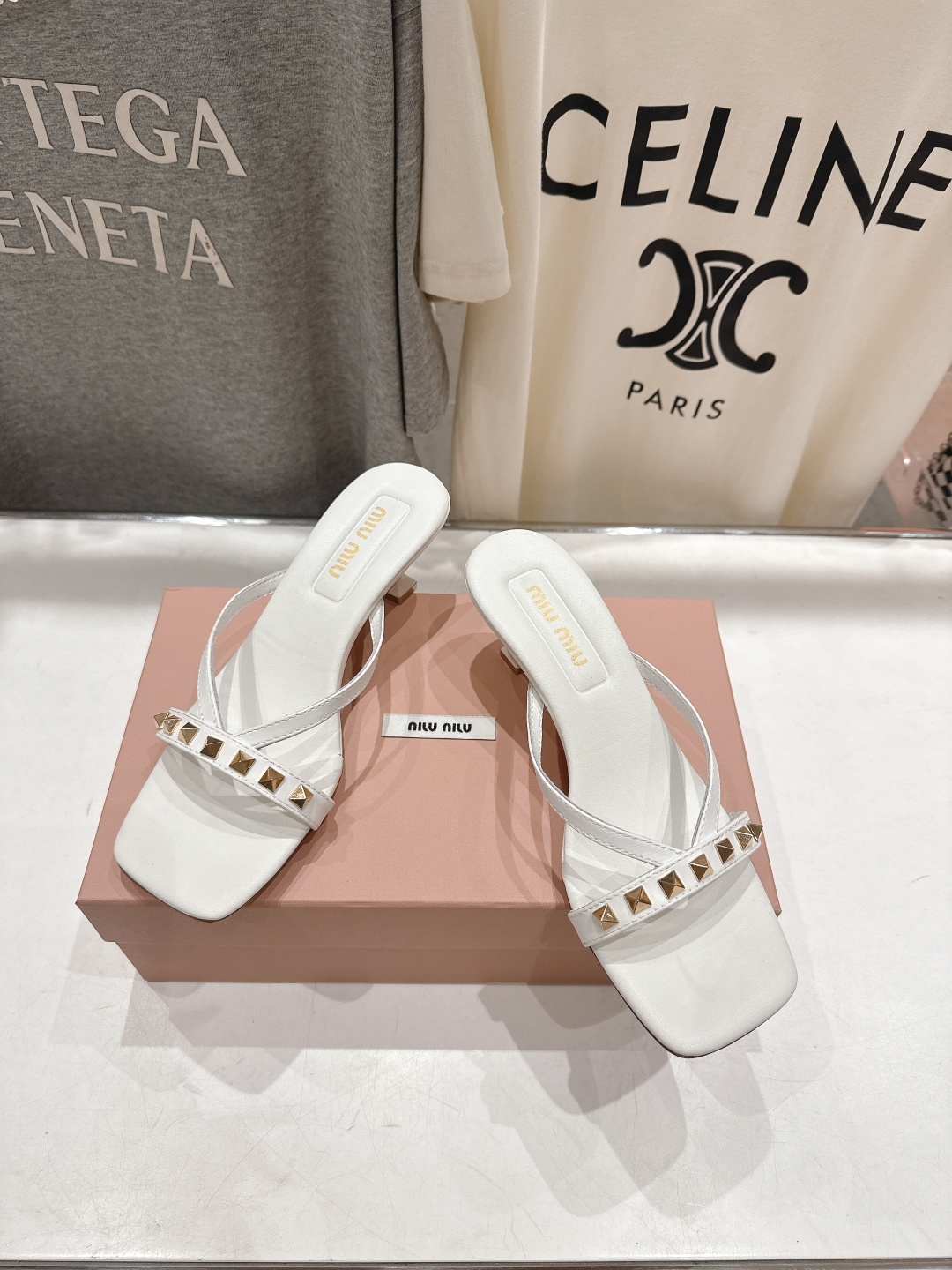 高版本出厂 MiuMiu缪缪F032 26ss/春夏新款后空铆钉高跟拖鞋！上脚特别惊艳~集性感与可爱于一