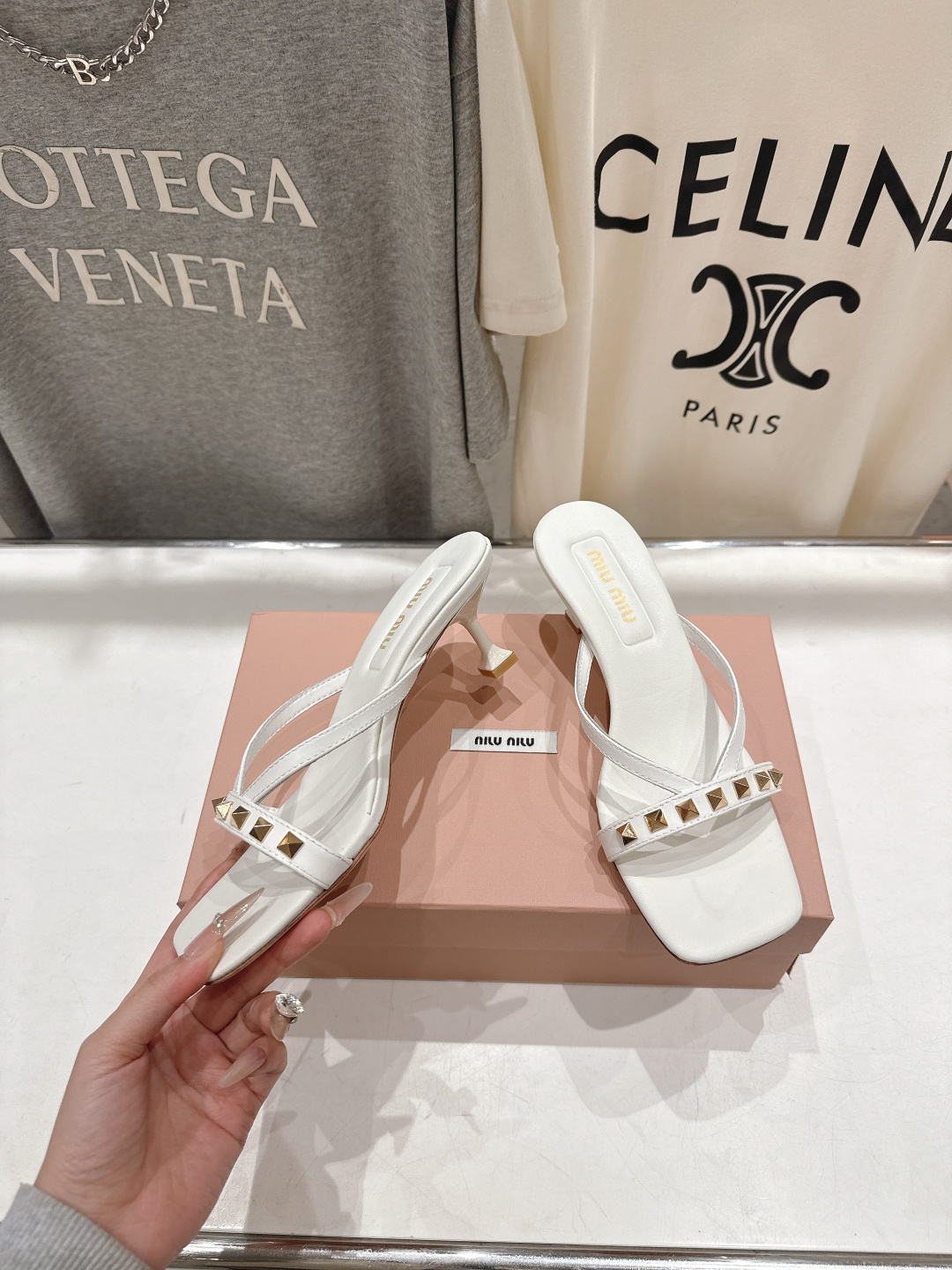 高版本出厂 MiuMiu缪缪F032 26ss/春夏新款后空铆钉高跟拖鞋！上脚特别惊艳~集性感与可爱于一