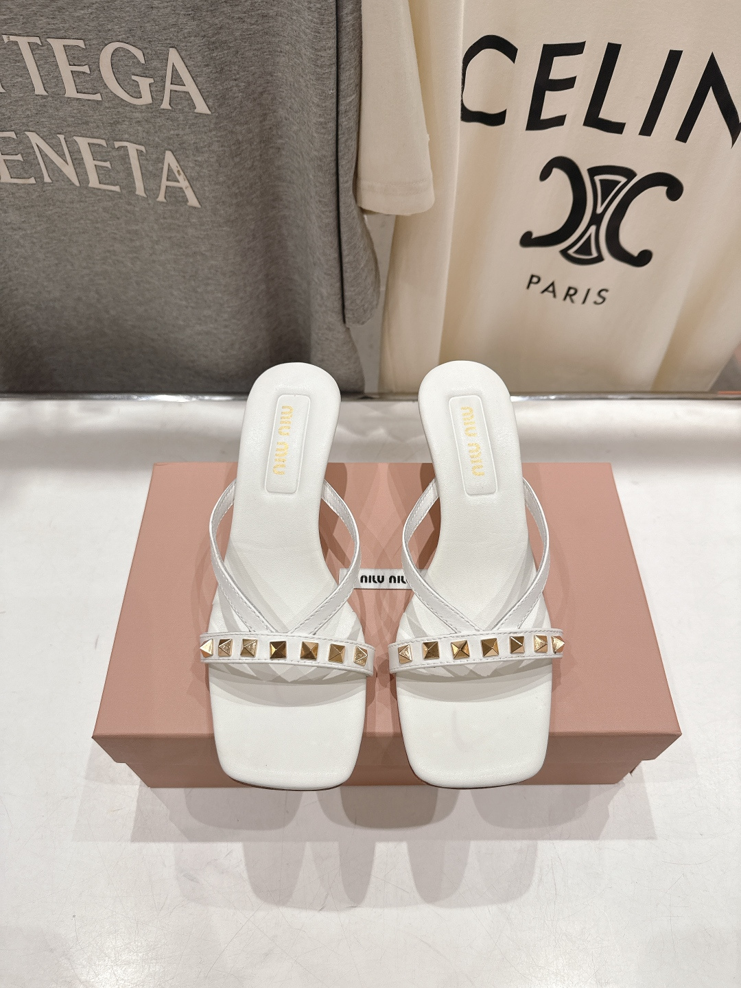 高版本出厂 MiuMiu缪缪F032 26ss/春夏新款后空铆钉高跟拖鞋！上脚特别惊艳~集性感与可爱于一