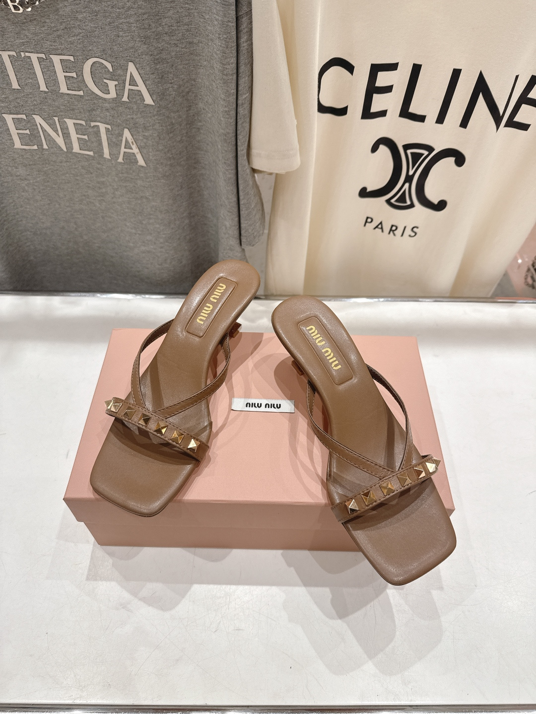 高版本出厂 MiuMiu缪缪F032 26ss/春夏新款后空铆钉高跟拖鞋！上脚特别惊艳~集性感与可爱于一