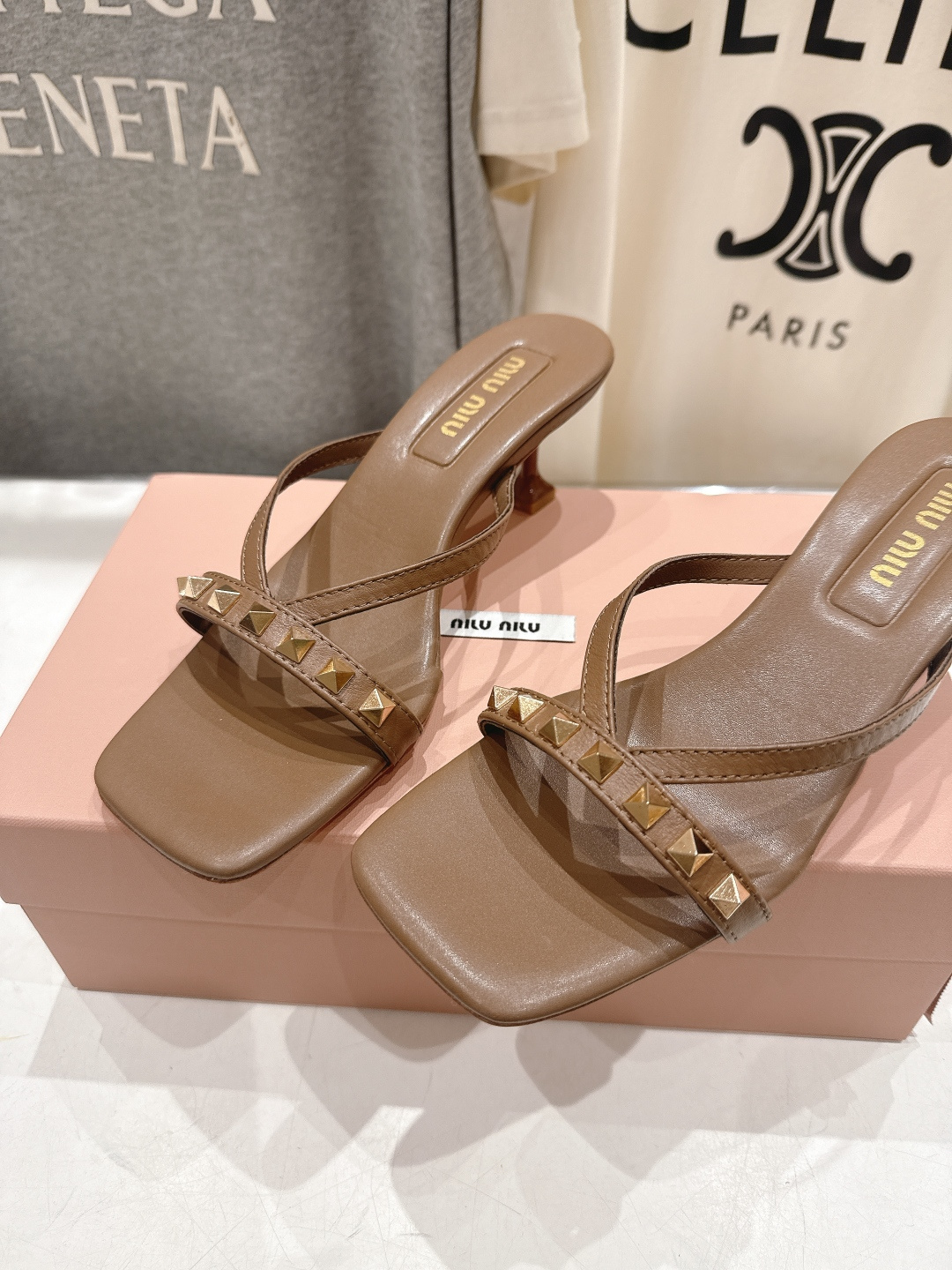 高版本出厂 MiuMiu缪缪F032 26ss/春夏新款后空铆钉高跟拖鞋！上脚特别惊艳~集性感与可爱于一