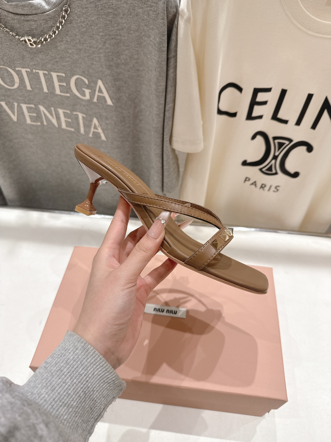 高版本出厂 MiuMiu缪缪F032 26ss/春夏新款后空铆钉高跟拖鞋！上脚特别惊艳~集性感与可爱于一