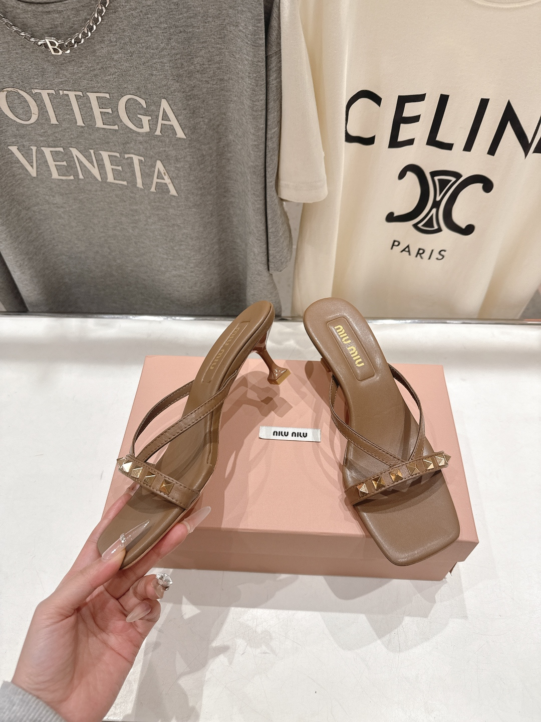 高版本出厂 MiuMiu缪缪F032 26ss/春夏新款后空铆钉高跟拖鞋！上脚特别惊艳~集性感与可爱于一