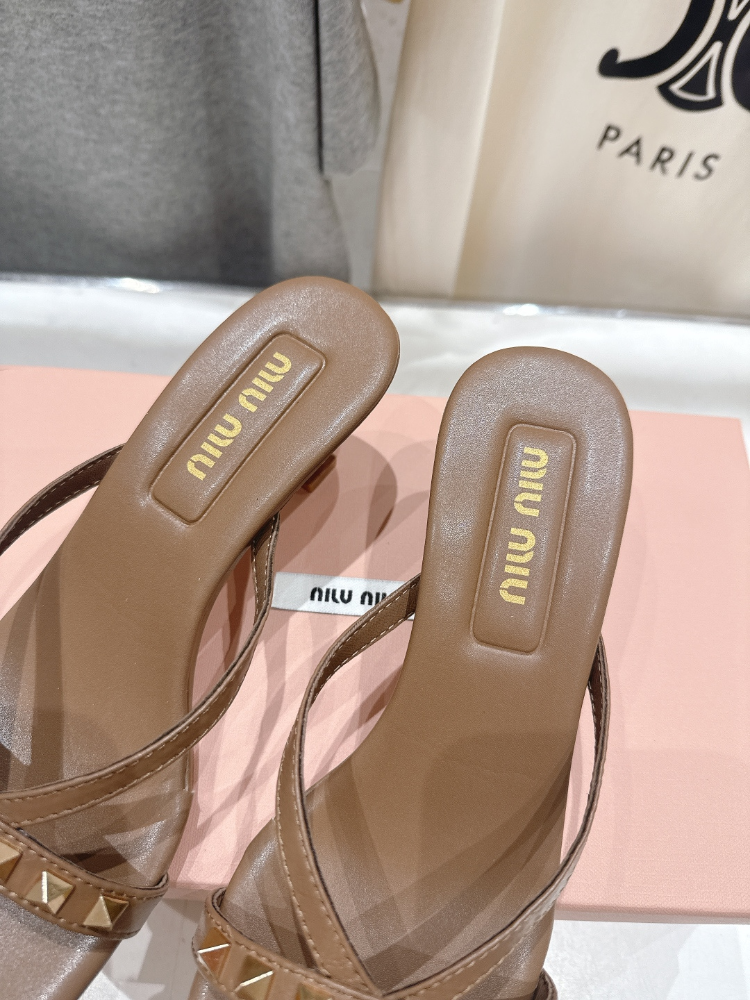 高版本出厂 MiuMiu缪缪F032 26ss/春夏新款后空铆钉高跟拖鞋！上脚特别惊艳~集性感与可爱于一