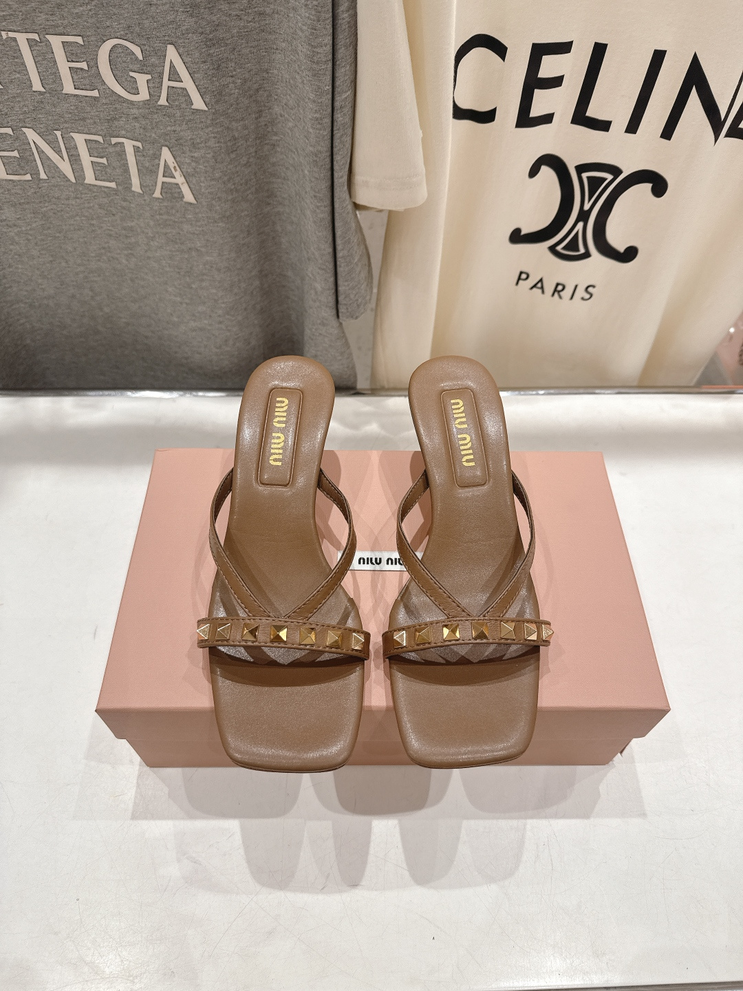 高版本出厂 MiuMiu缪缪F032 26ss/春夏新款后空铆钉高跟拖鞋！上脚特别惊艳~集性感与可爱于一