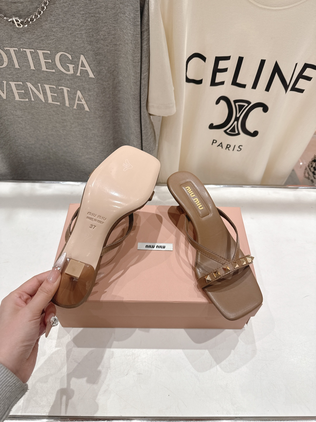 高版本出厂 MiuMiu缪缪F032 26ss/春夏新款后空铆钉高跟拖鞋！上脚特别惊艳~集性感与可爱于一