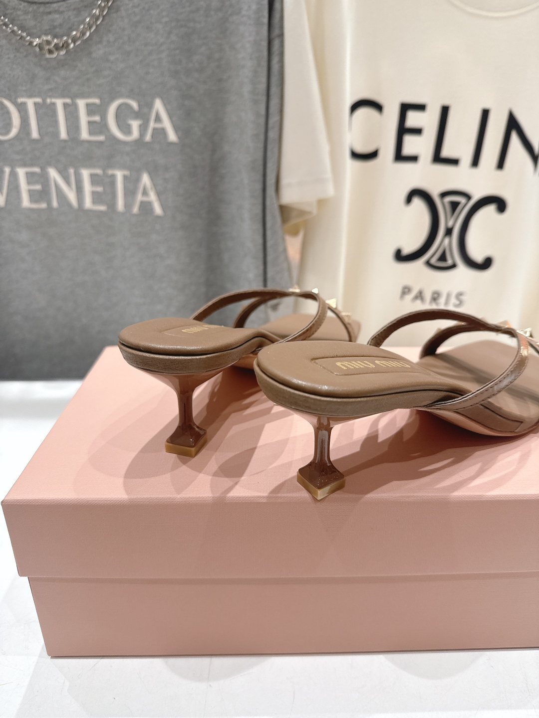 高版本出厂 MiuMiu缪缪F032 26ss/春夏新款后空铆钉高跟拖鞋！上脚特别惊艳~集性感与可爱于一