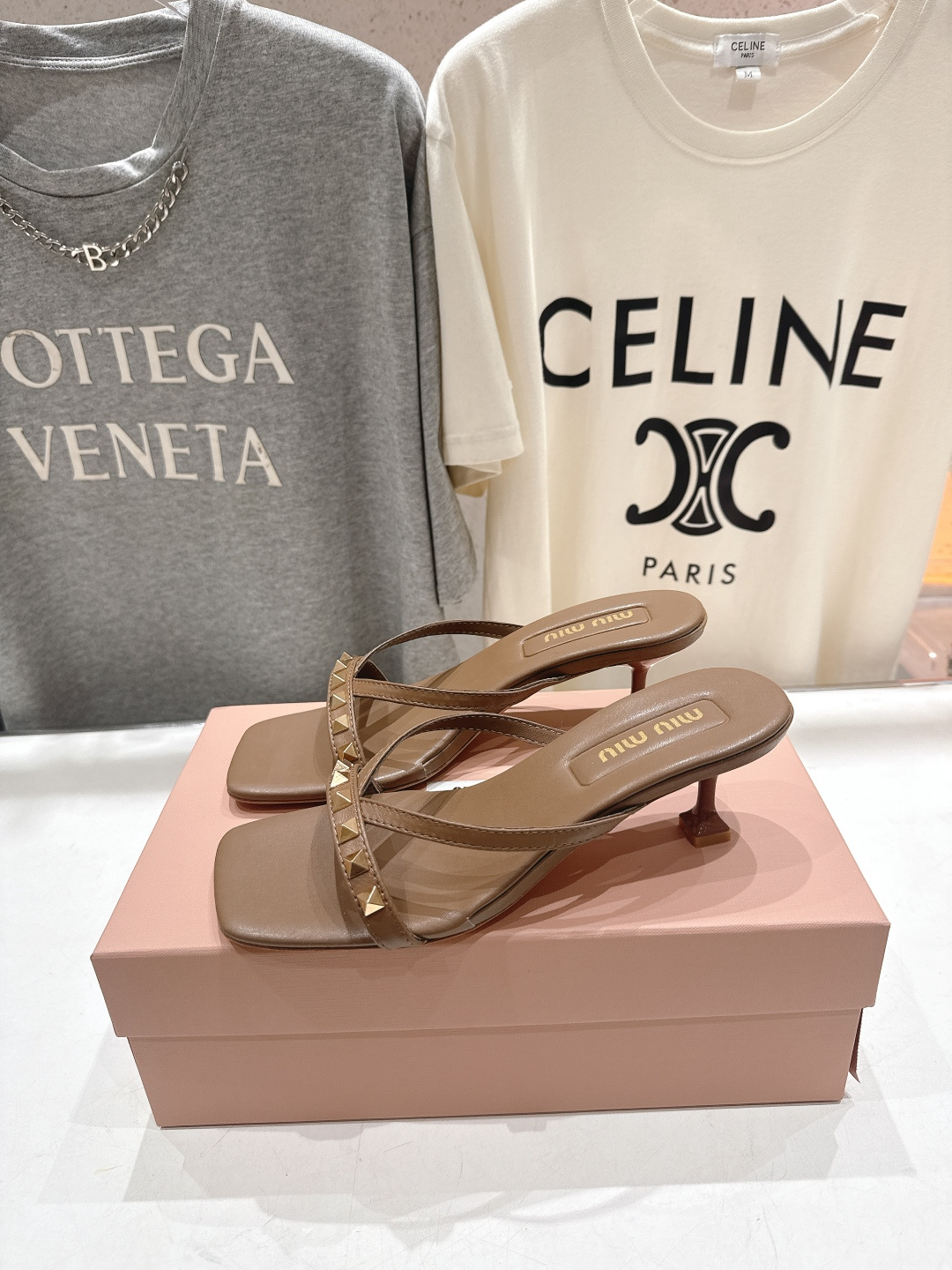 高版本出厂 MiuMiu缪缪F032 26ss/春夏新款后空铆钉高跟拖鞋！上脚特别惊艳~集性感与可爱于一