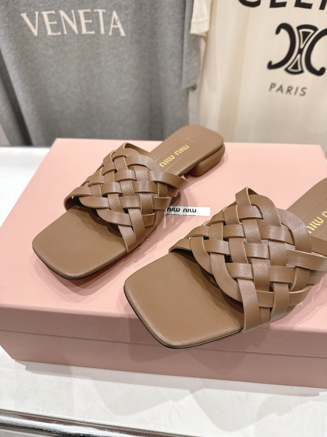 高版本出厂 MiuMiu*缪缪F032 2026ss春夏新款平底凉鞋拖鞋Zp开发 原版拆卸 秒杀市面普通