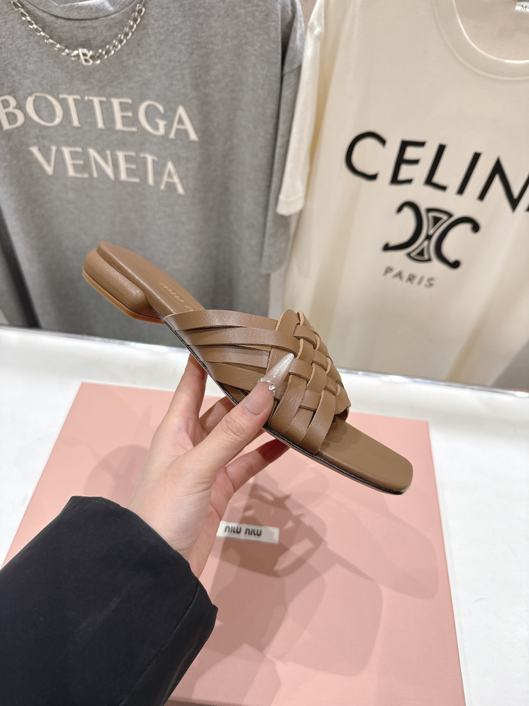 高版本出厂 MiuMiu*缪缪F032 2026ss春夏新款平底凉鞋拖鞋Zp开发 原版拆卸 秒杀市面普通