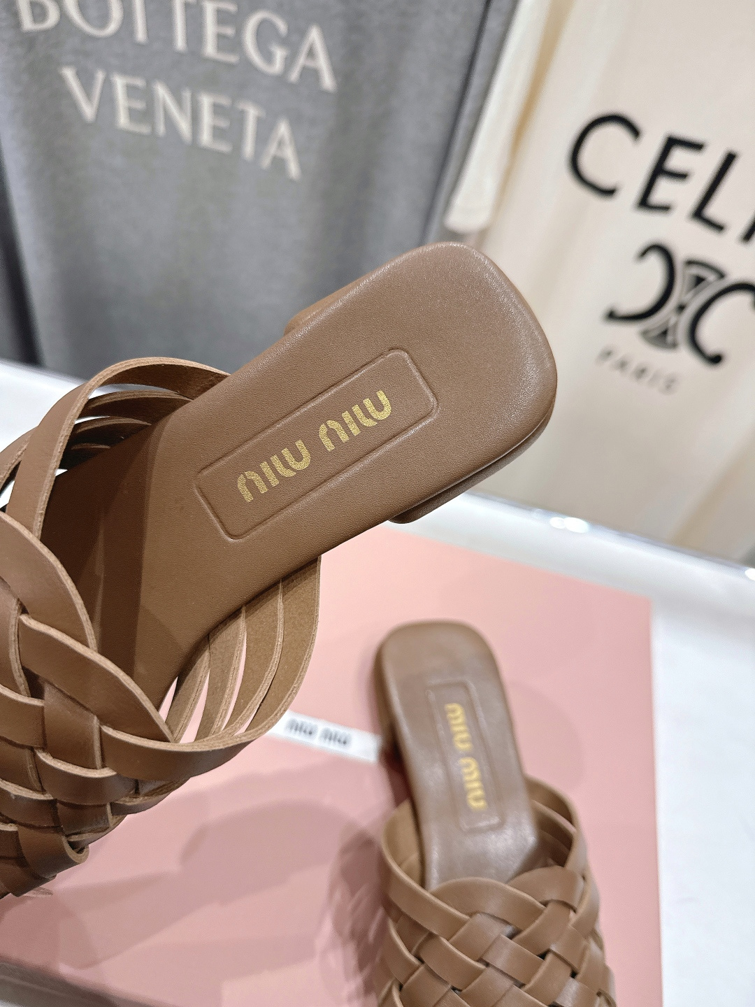 高版本出厂 MiuMiu*缪缪F032 2026ss春夏新款平底凉鞋拖鞋Zp开发 原版拆卸 秒杀市面普通