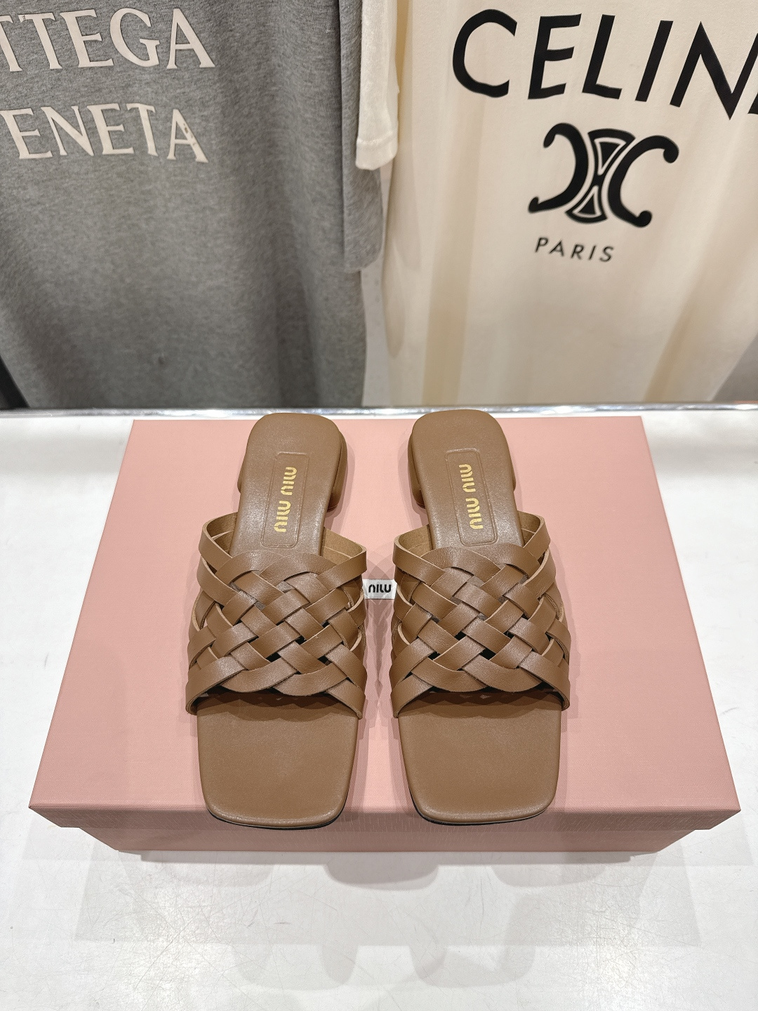 高版本出厂 MiuMiu*缪缪F032 2026ss春夏新款平底凉鞋拖鞋Zp开发 原版拆卸 秒杀市面普通