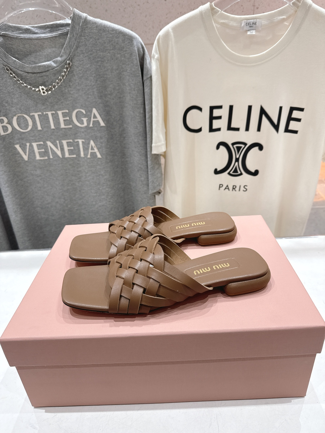 高版本出厂 MiuMiu*缪缪F032 2026ss春夏新款平底凉鞋拖鞋Zp开发 原版拆卸 秒杀市面普通