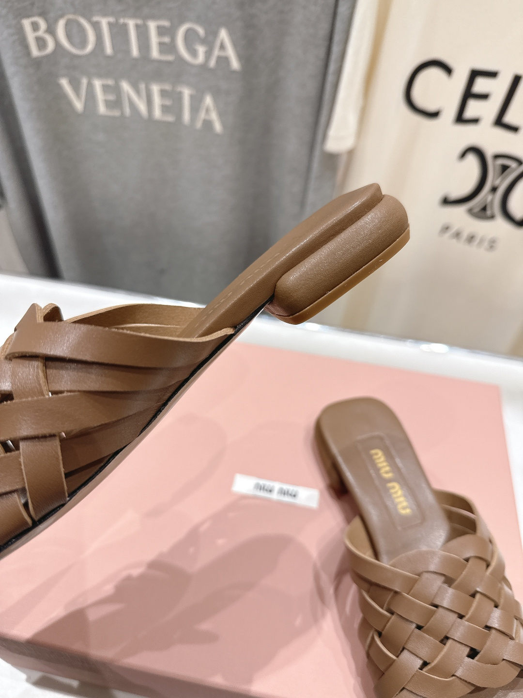 高版本出厂 MiuMiu*缪缪F032 2026ss春夏新款平底凉鞋拖鞋Zp开发 原版拆卸 秒杀市面普通