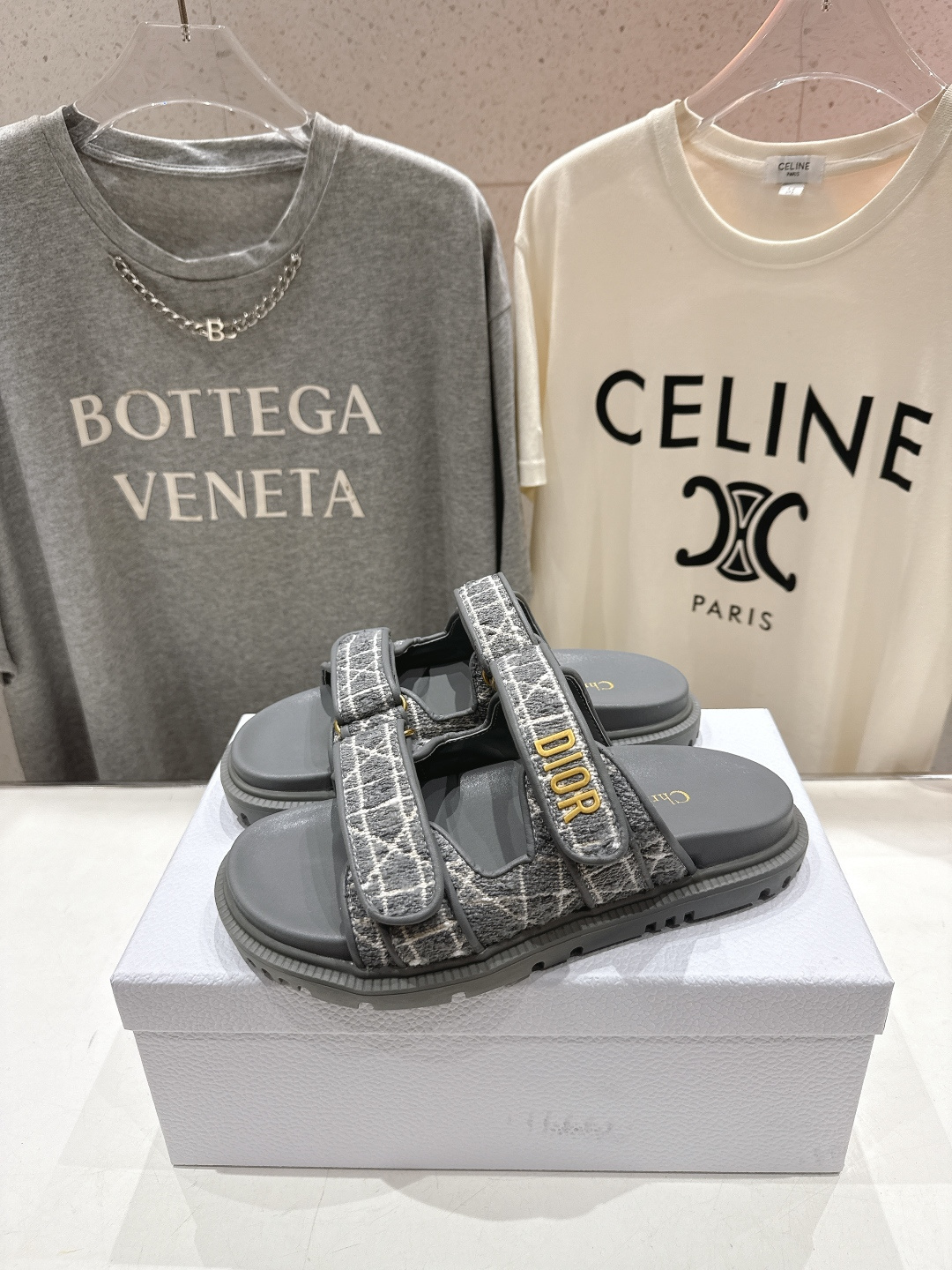 高版本出厂 【高品质】Dior*迪奥F019 D家2026ss春夏新款魔术贴沙滩拖鞋凉鞋～经典版型 搭配