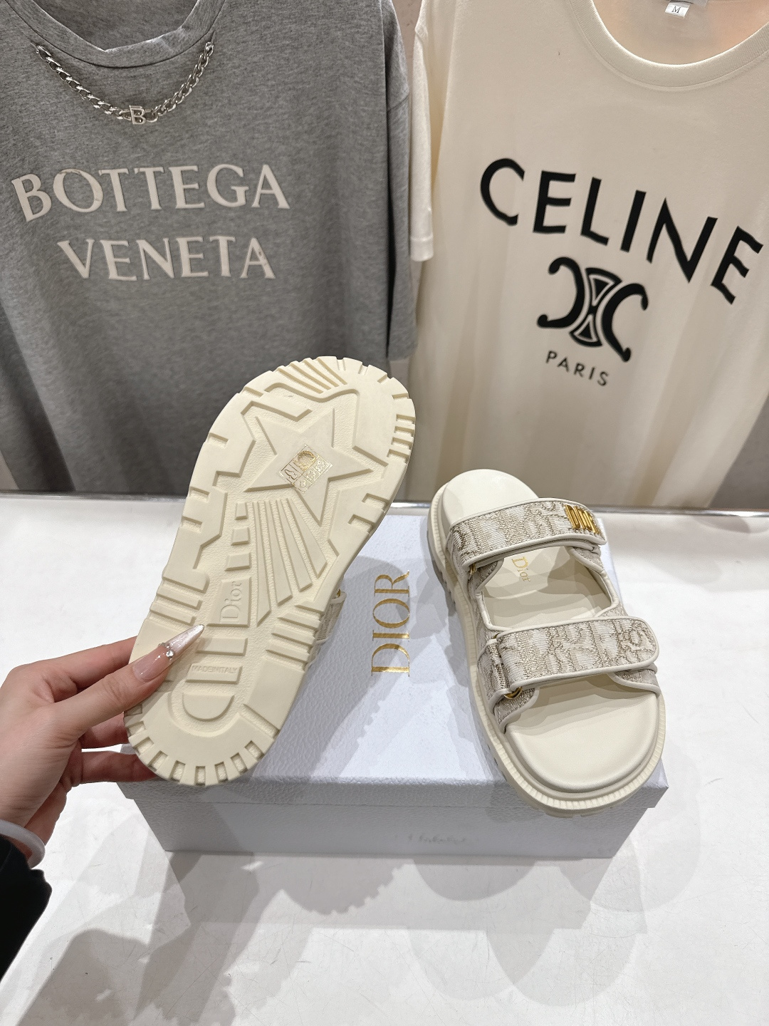 高版本出厂 【高品质】Dior*迪奥F019 D家2026ss春夏新款魔术贴沙滩拖鞋凉鞋～经典版型 搭配