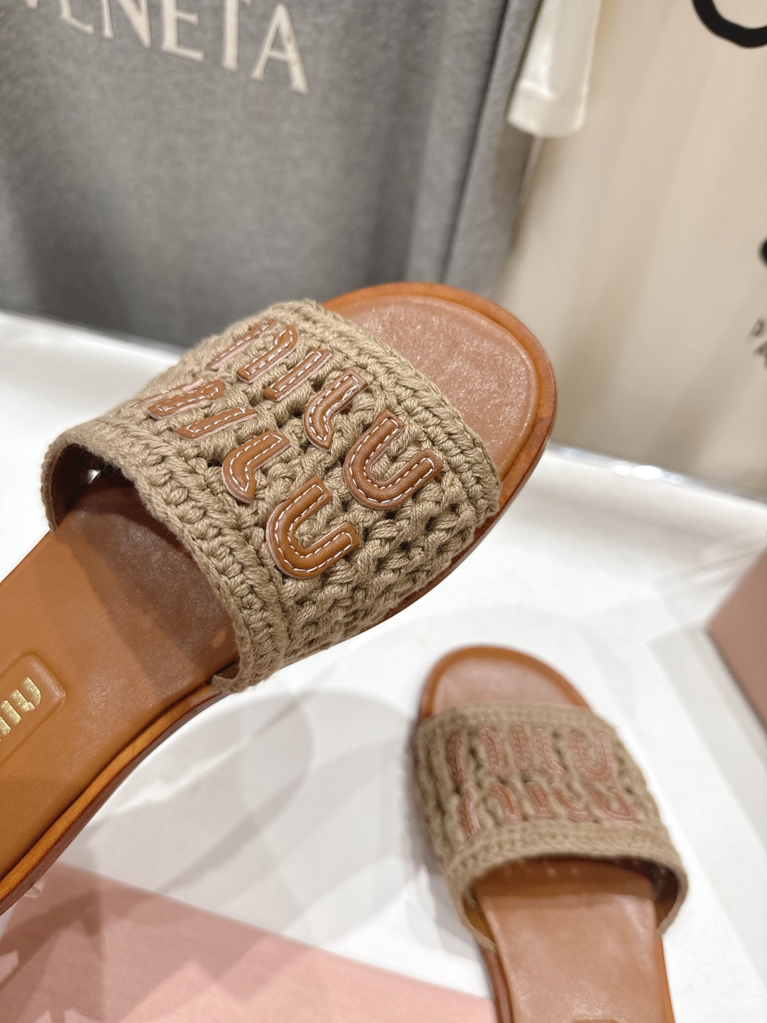 高版本出厂 MiuMiu/缪缪2026ss春夏新款平底沙滩凉鞋拖鞋Zp开发 原版拆卸，细节对版秒杀市面普