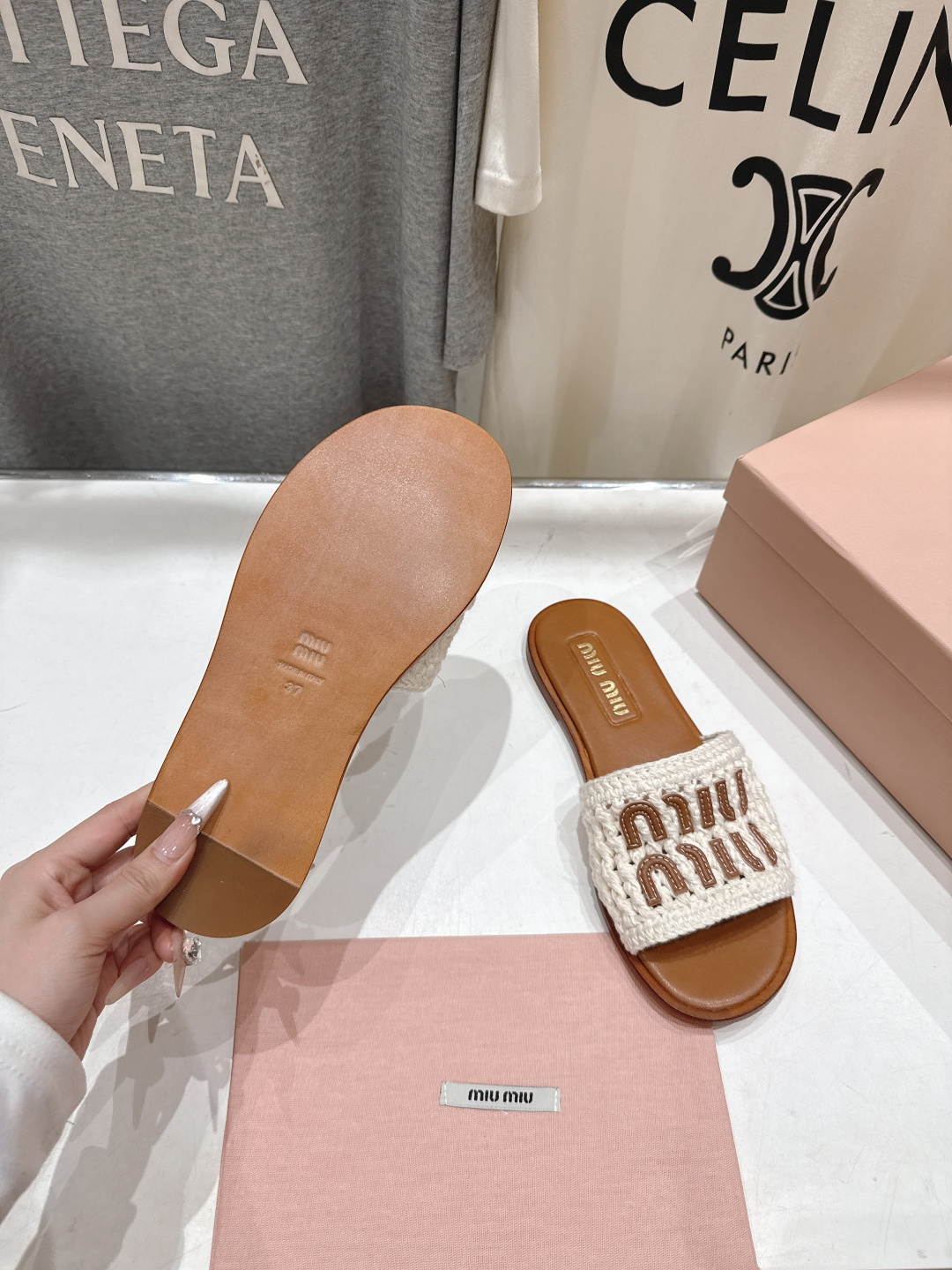 高版本出厂 MiuMiu/缪缪2026ss春夏新款平底沙滩凉鞋拖鞋Zp开发 原版拆卸，细节对版秒杀市面普