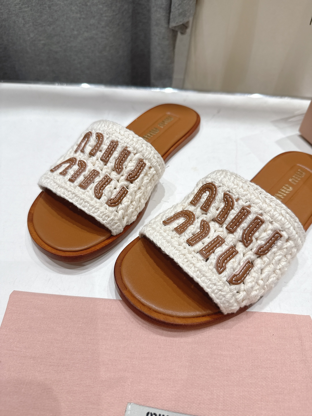 高版本出厂 MiuMiu/缪缪2026ss春夏新款平底沙滩凉鞋拖鞋Zp开发 原版拆卸，细节对版秒杀市面普