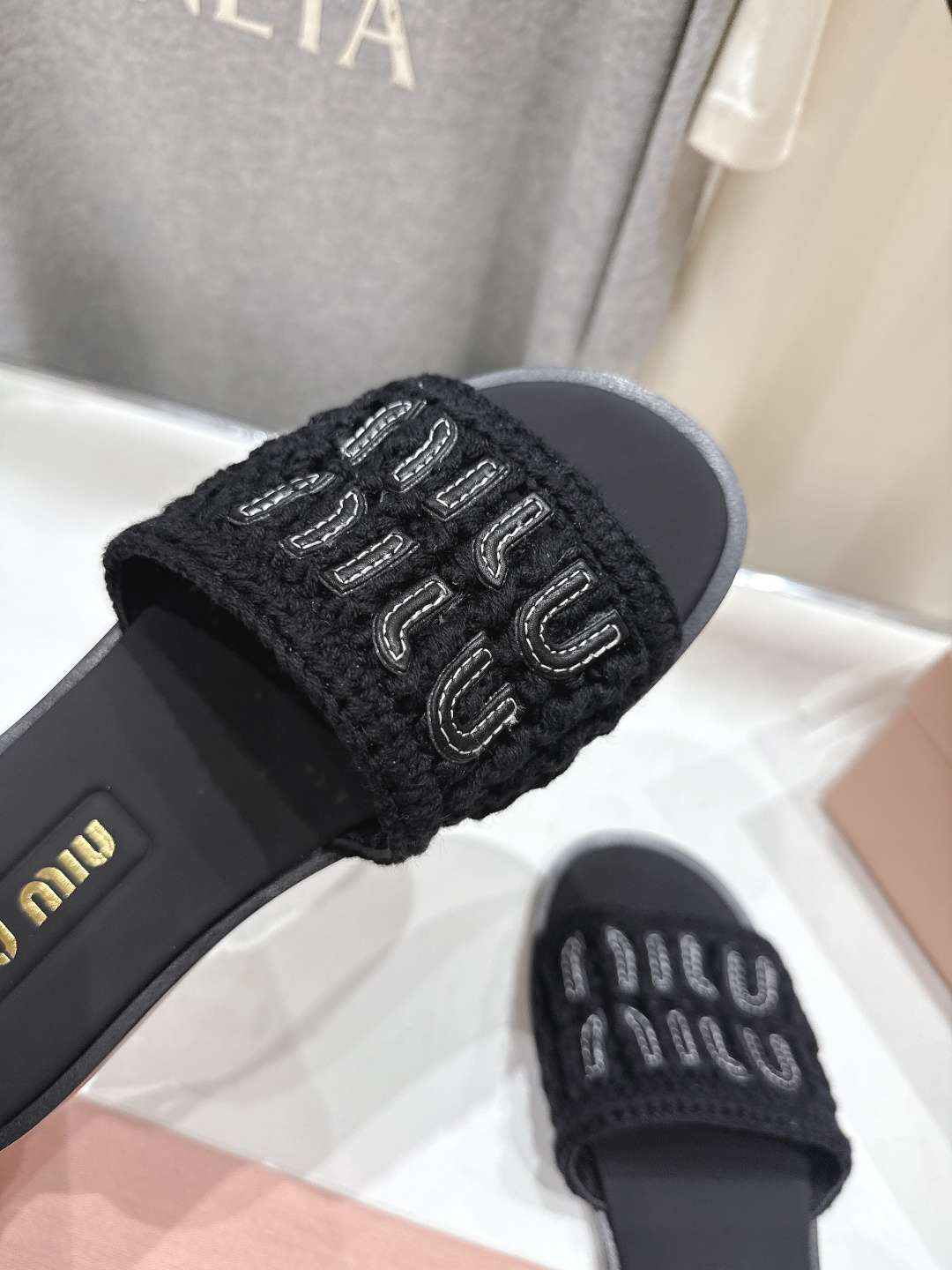 高版本出厂 MiuMiu/缪缪2026ss春夏新款平底沙滩凉鞋拖鞋Zp开发 原版拆卸，细节对版秒杀市面普