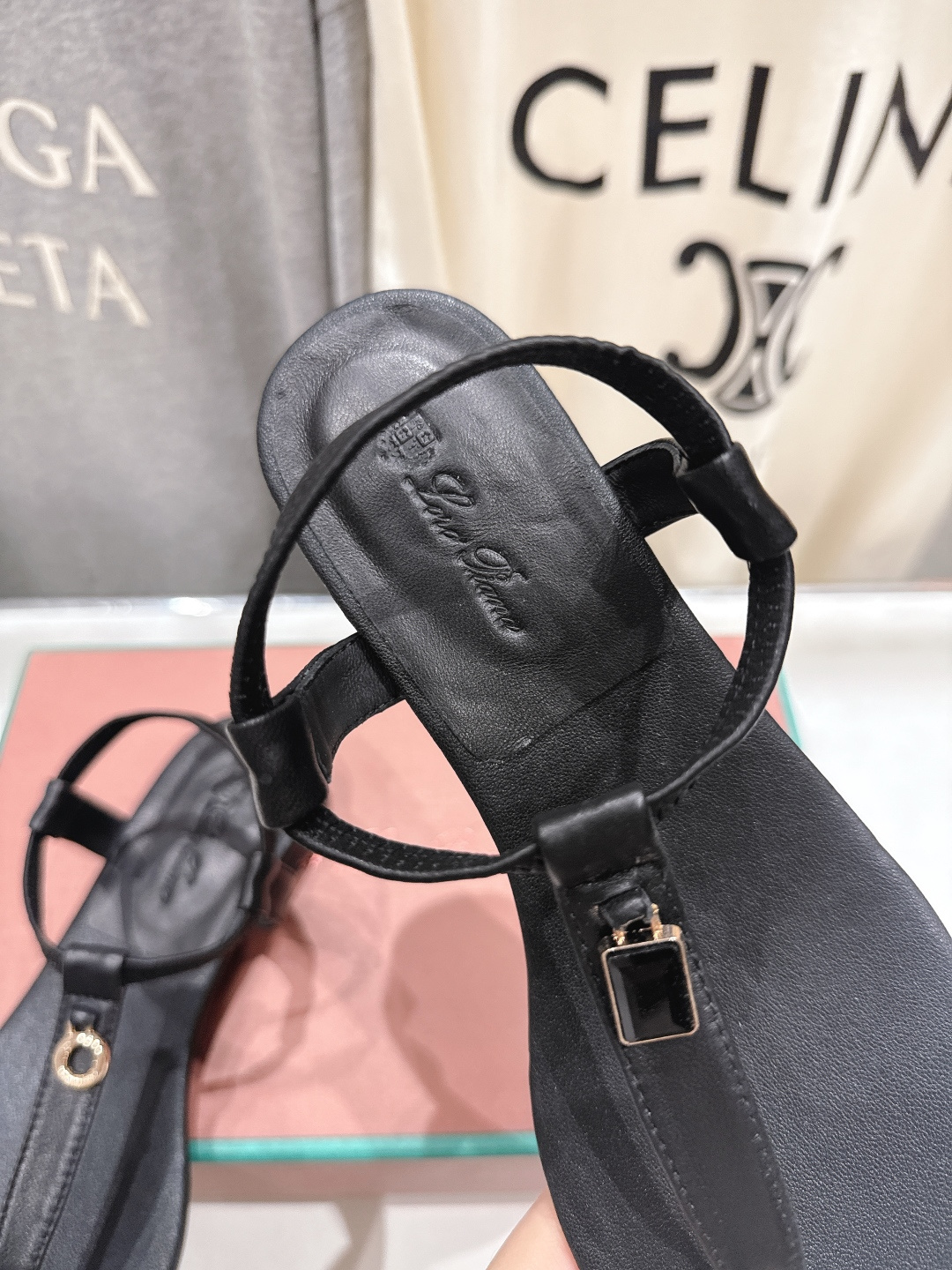 高版本出厂 Loro Piana* LP||诺悠翩雅2026ss夏季新款仙女风平底夹脚凉鞋【市场顶级品质