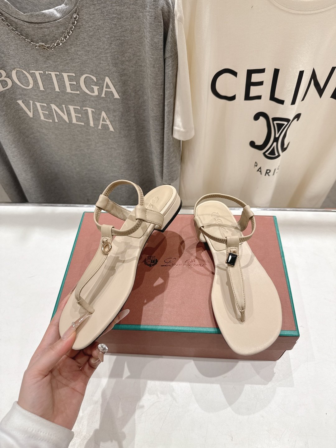 高版本出厂 Loro Piana* LP||诺悠翩雅2026ss夏季新款仙女风平底夹脚凉鞋【市场顶级品质